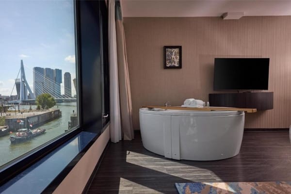 Haven Hotel Rotterdam, Curio Collection by Hilton - hotelkamer met bubbelbad