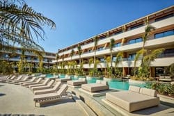 Nieuw hotel Turkije - XO Cape Arnna Fethiye - Ligbedjes bij Zwembad