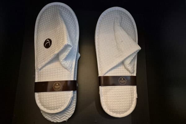 Thermen Berendonck - slippers op hotelkamer
